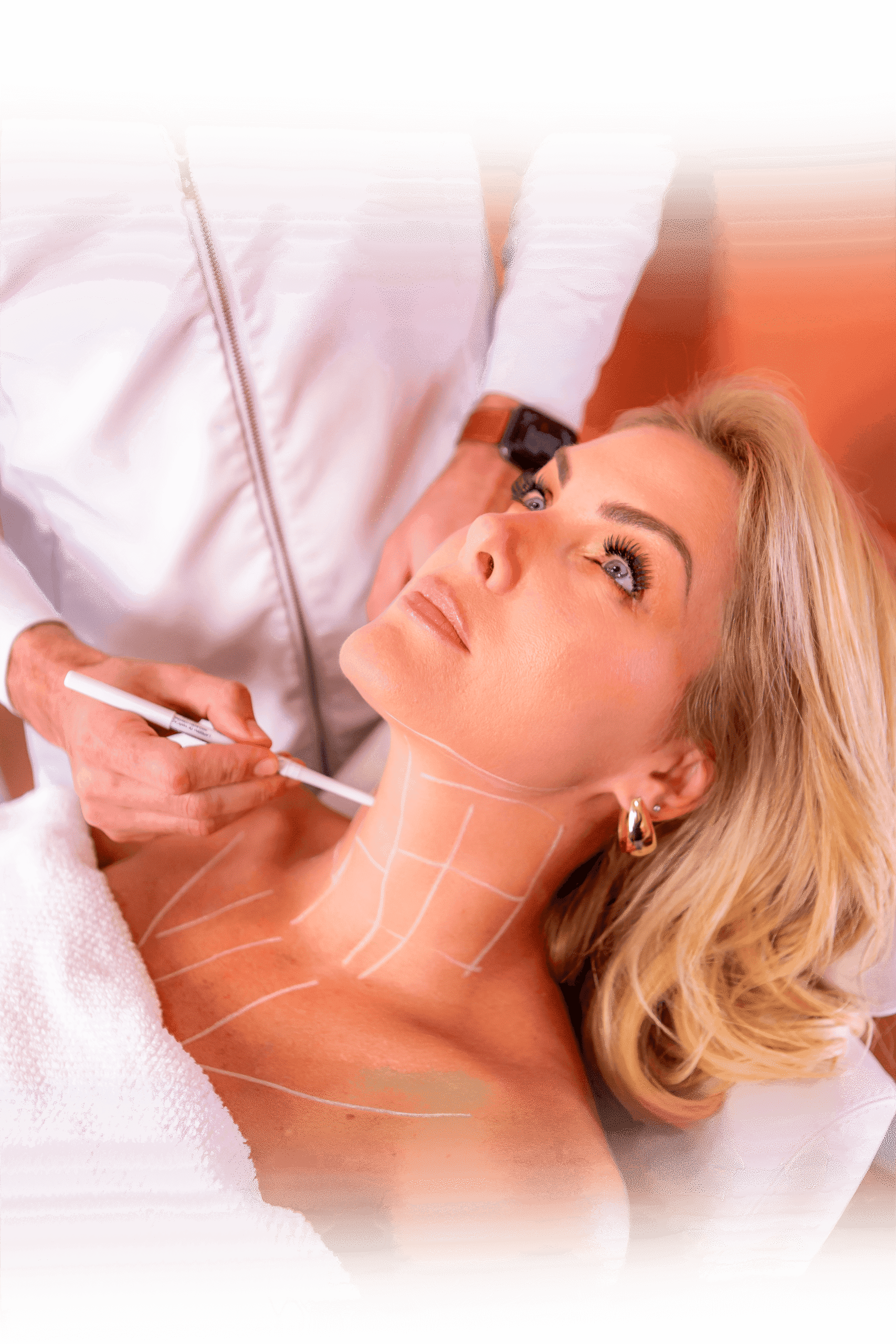 Profissional especialista em estética aplicando tratamento