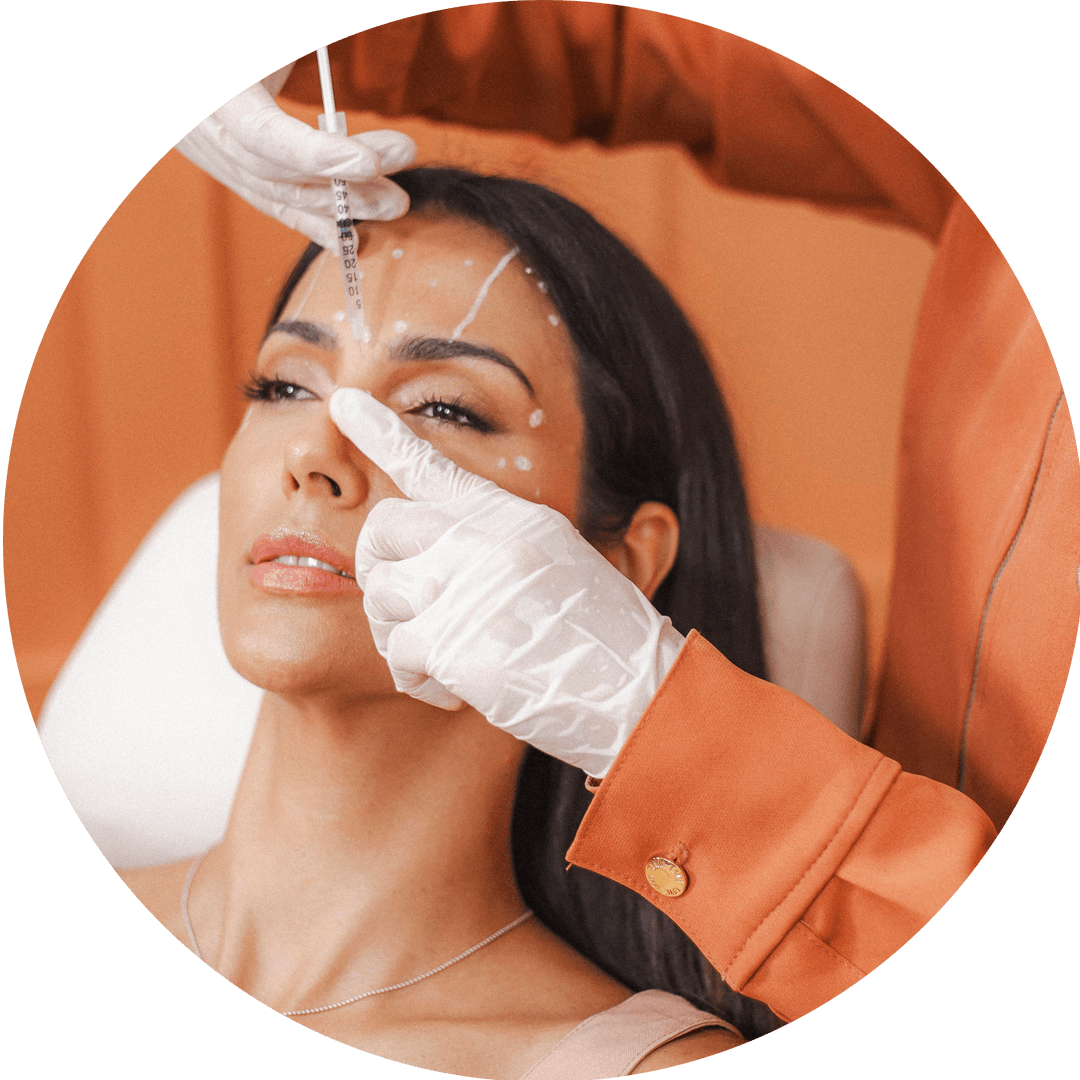 O botox é tratamento estético que suaviza rugas e linhas de expressão, relaxando a musculatura e promovendo uma aparência mais leve, jovem e natural.