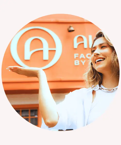 Mulher sorrindo após procedimento estético facial na clínica Além do Olhar em Atibaia