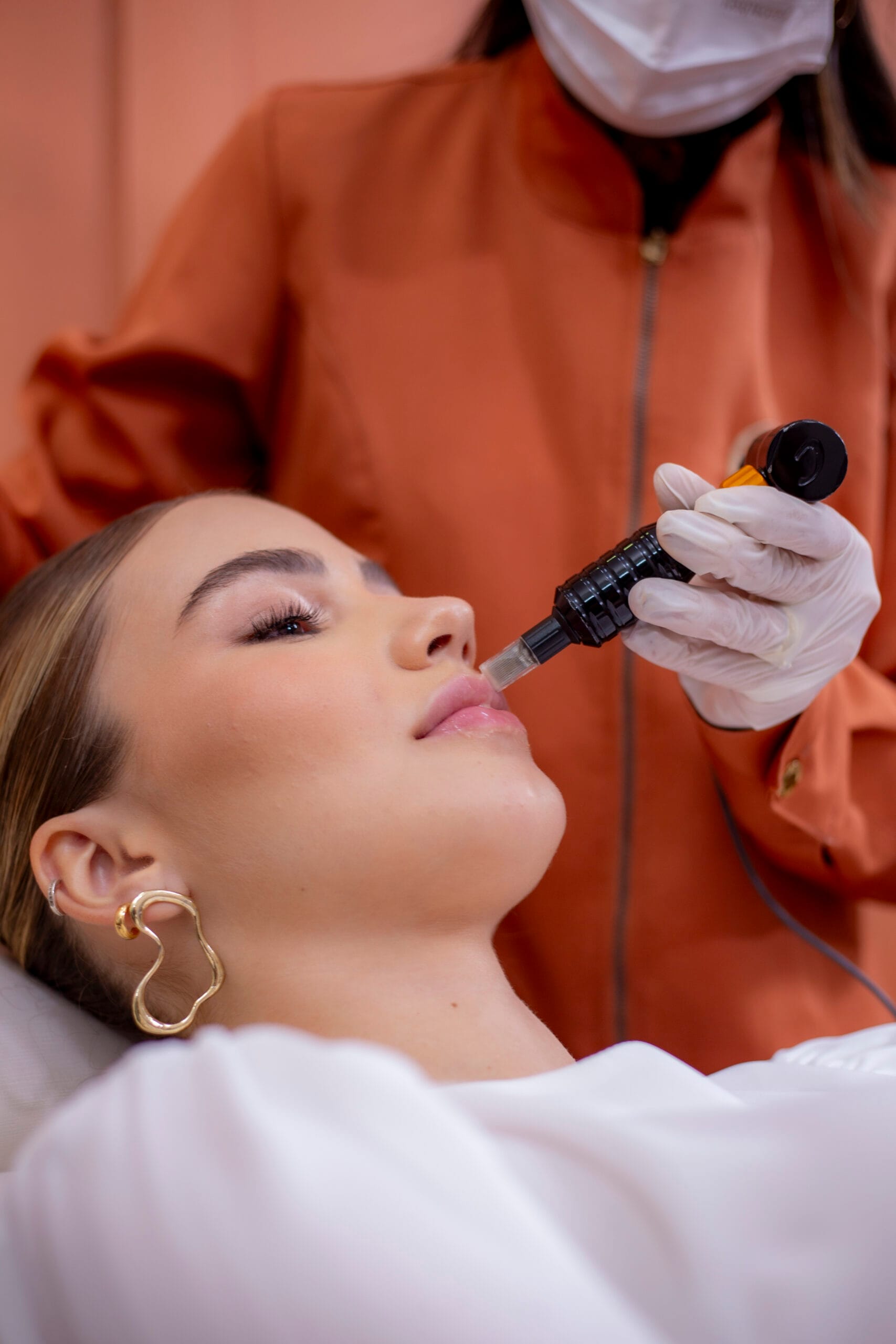 O Hidragloss é um protocolo exclusivo de hidratação profunda dos lábios, que combina ativos potentes para restaurar a maciez, o viço e o volume natural dos lábios