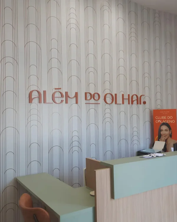 Recepção da Clínica Além do Olhar em Atibaia, com decoração sofisticada e ambiente acolhedor.