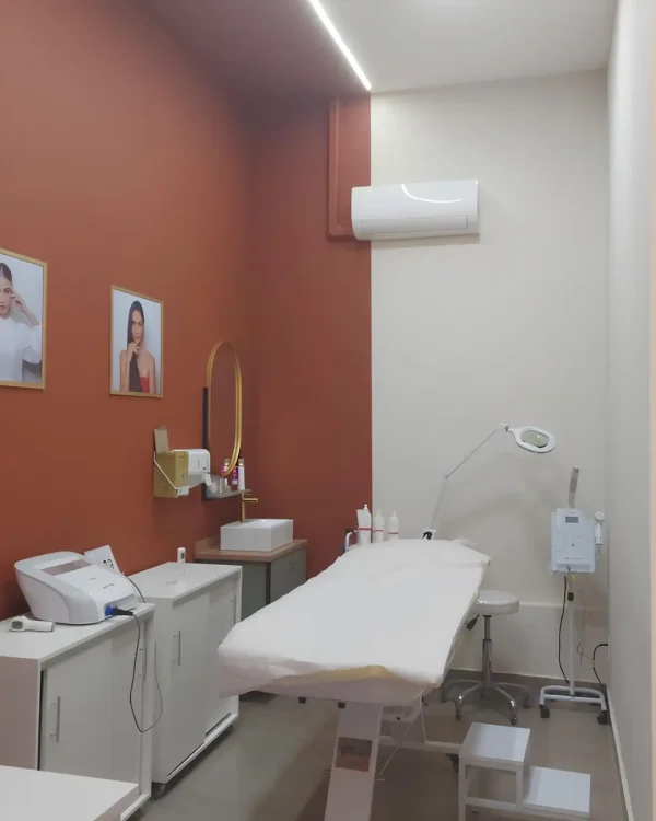 Sala de atendimento estético na Clínica Além do Olhar, equipada com tecnologia de ponta.