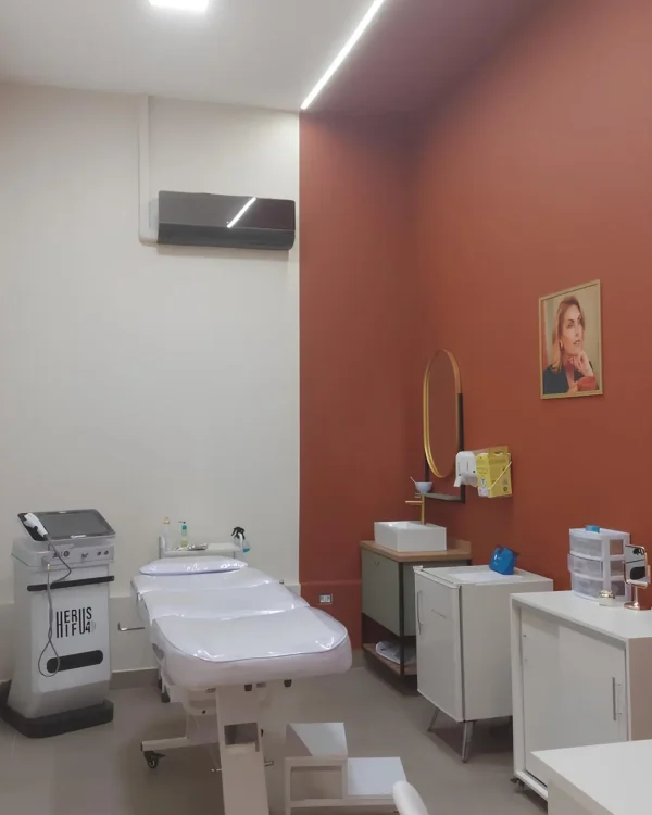 Espaço exclusivo para avaliação estética na Clínica Além do Olhar, em Atibaia.